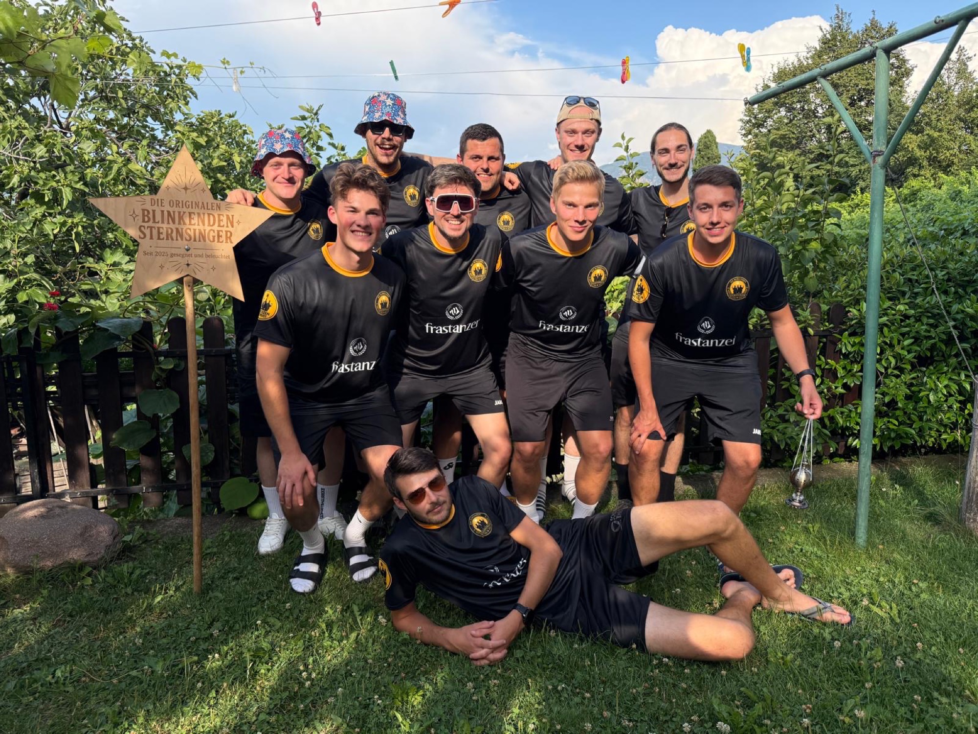 Die Blinkenden Sternsinger mit dem Stern im Garten