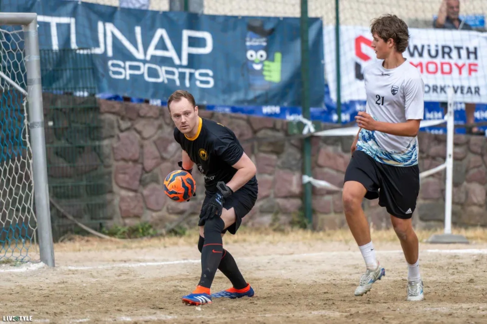 Torwart fängt den Ball beim Mythos Morktplotz 2026